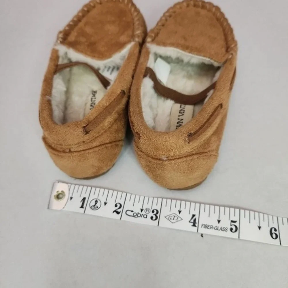 Crown Vintage Slippers Kids Size 8 Tan Cream Moccasin Fleece Lined Soft SoleCozy